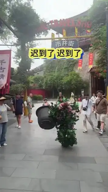 电竞圈惊现“宋城花盆人”式打卡：选手准时上班成新梗，纪律严明引热议